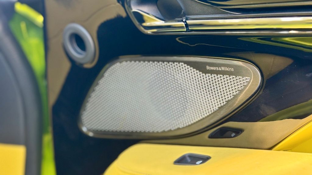 Aston Martin DB12 2024