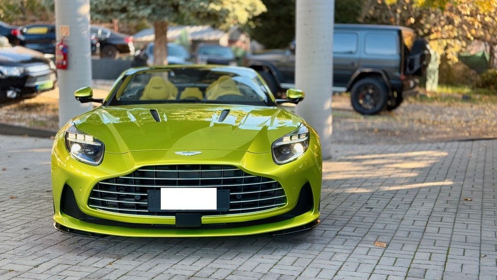 Aston Martin DB12 2024