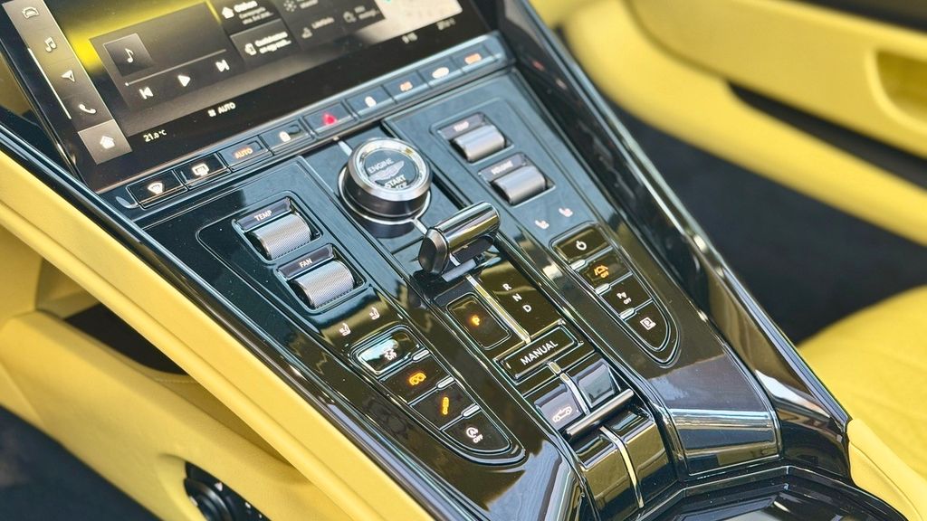 Aston Martin DB12 2024