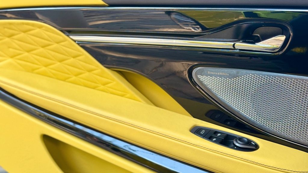 Aston Martin DB12 2024