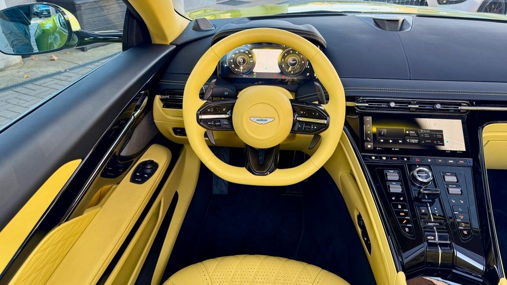 Aston Martin DB12 2024