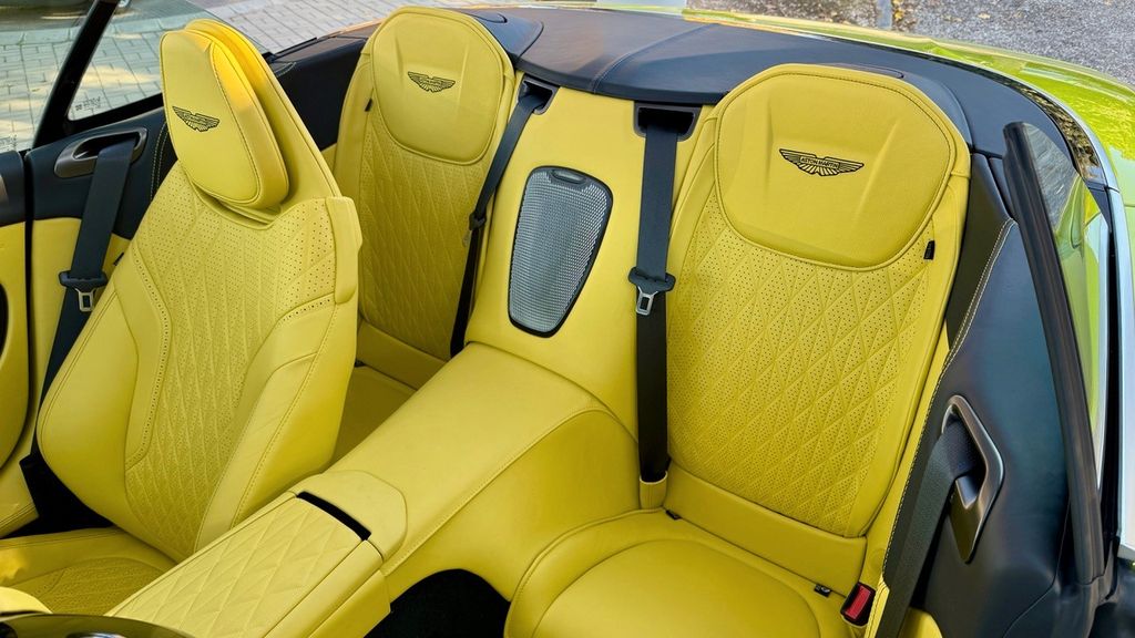 Aston Martin DB12 2024