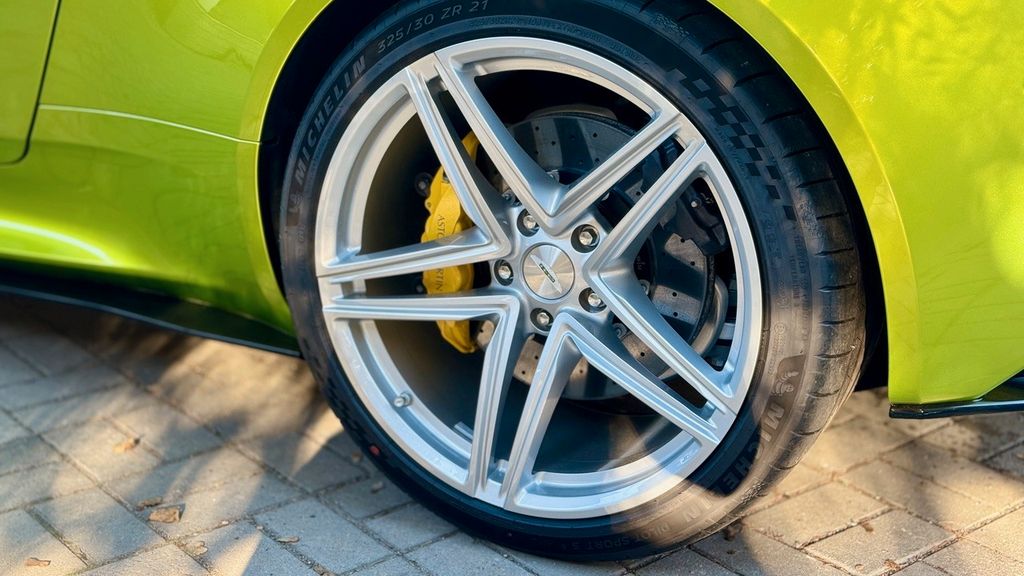 Aston Martin DB12 2024