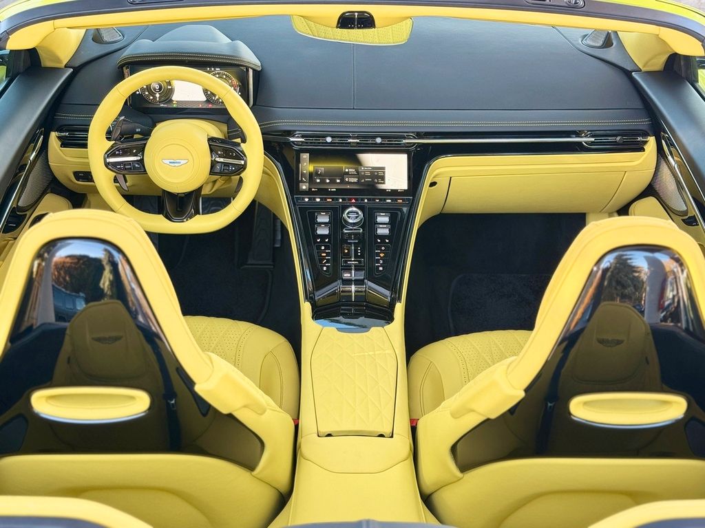 Aston Martin DB12 2024