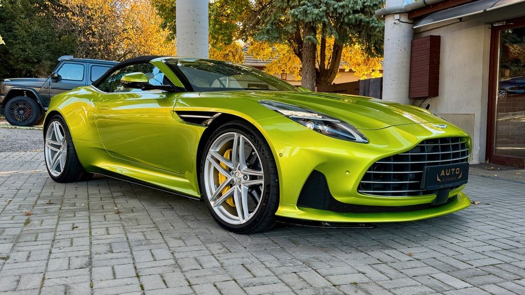 Aston Martin DB12 2024