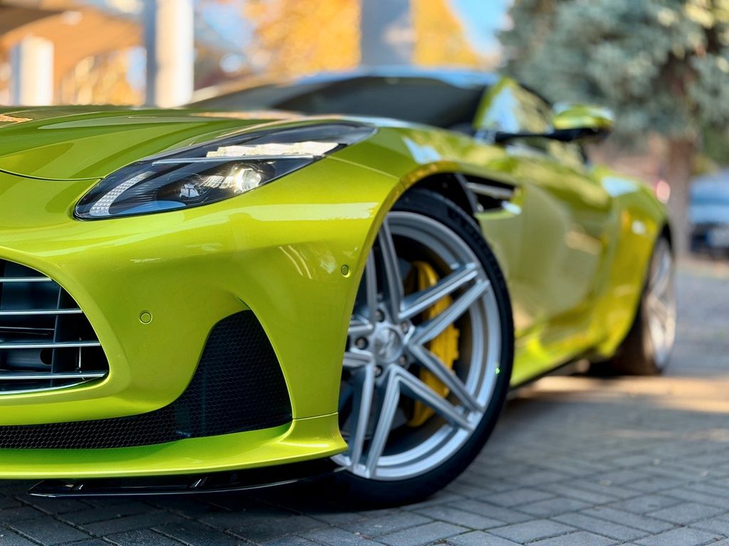 Aston Martin DB12 2024