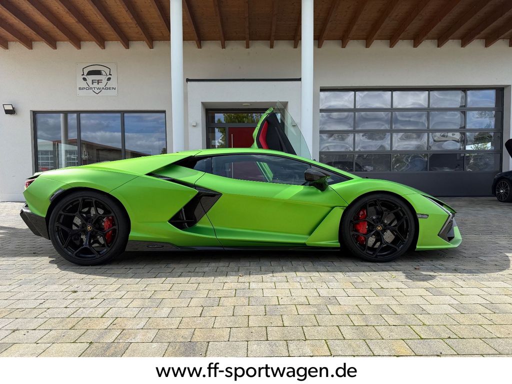 Lamborghini Revuelto 2025