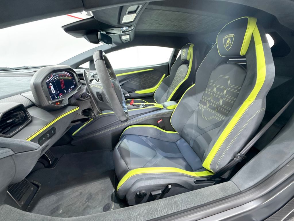 Lamborghini Revuelto 2025