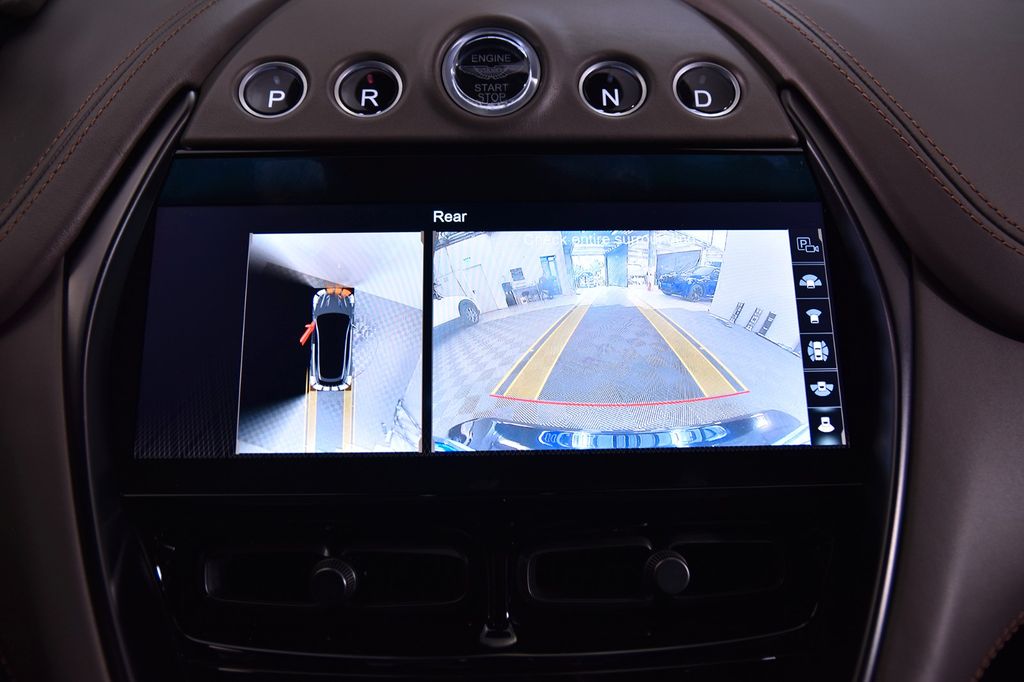 Aston Martin DBX 2023