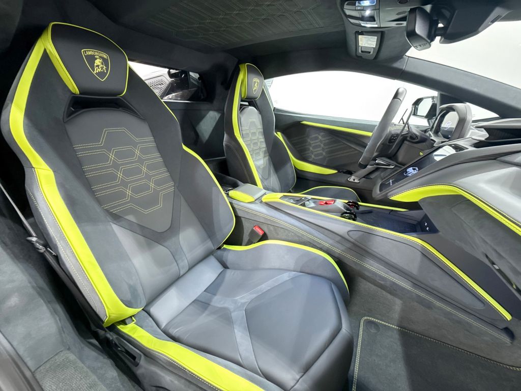 Lamborghini Revuelto 2025