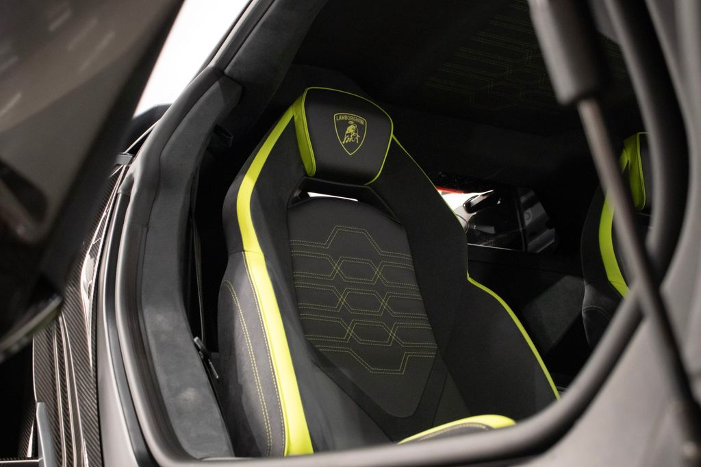 Lamborghini Revuelto 2025