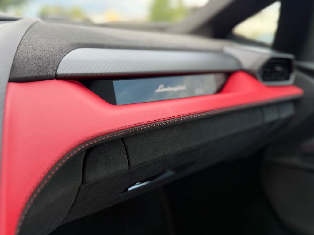 Lamborghini Revuelto 2025