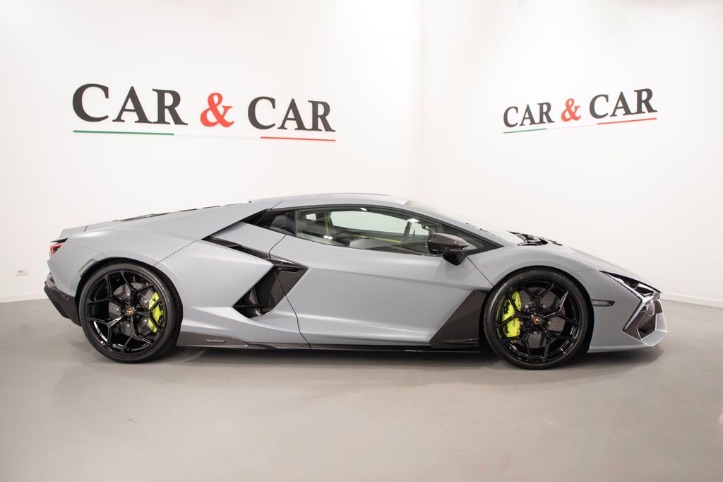 Lamborghini Revuelto 2025