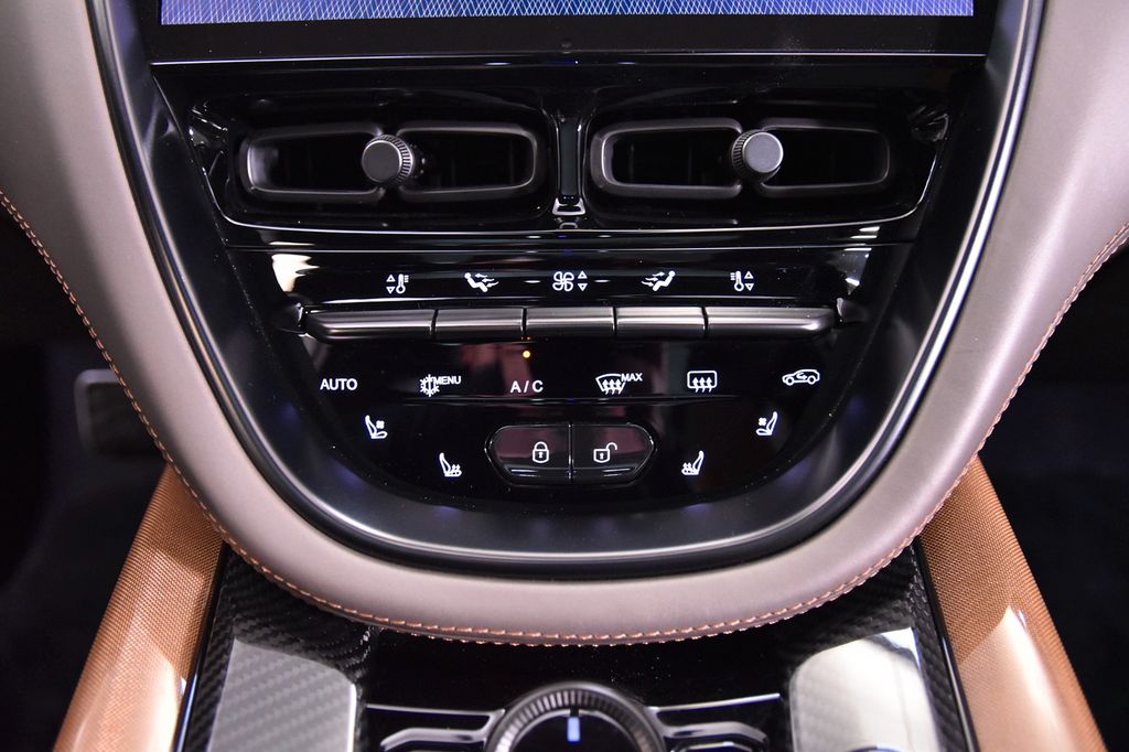 Aston Martin DBX 2023