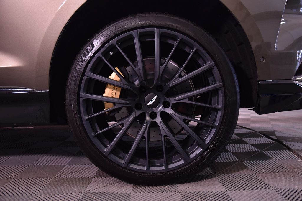 Aston Martin DBX 2023