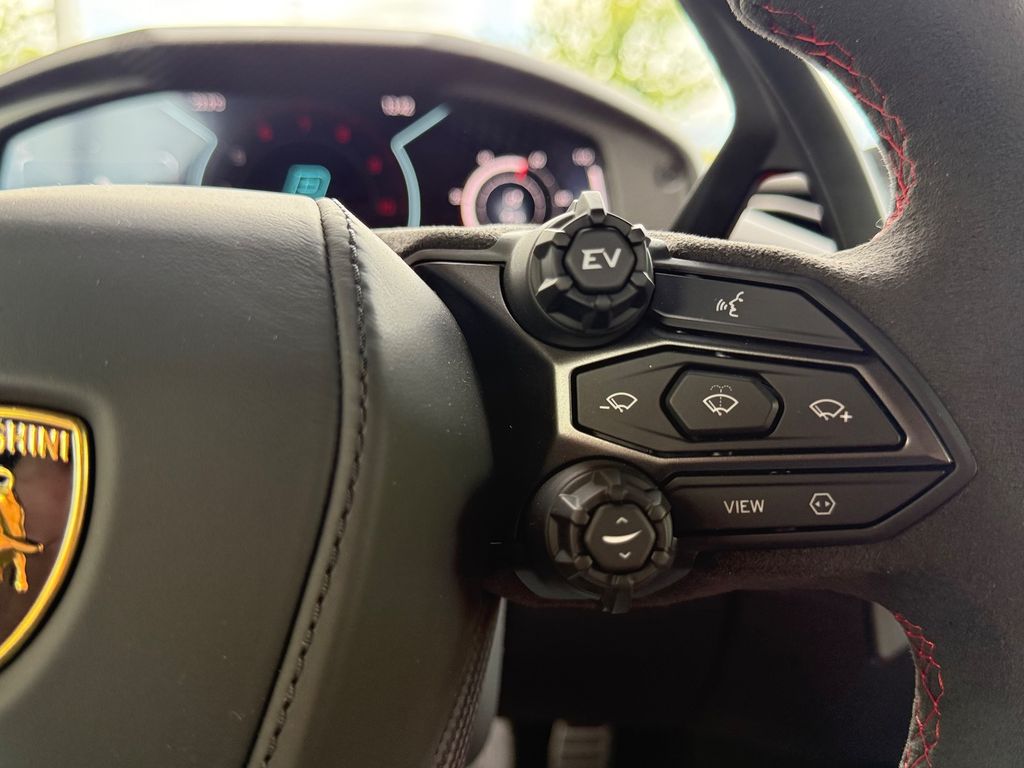 Lamborghini Revuelto 2025