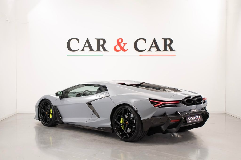 Lamborghini Revuelto 2025