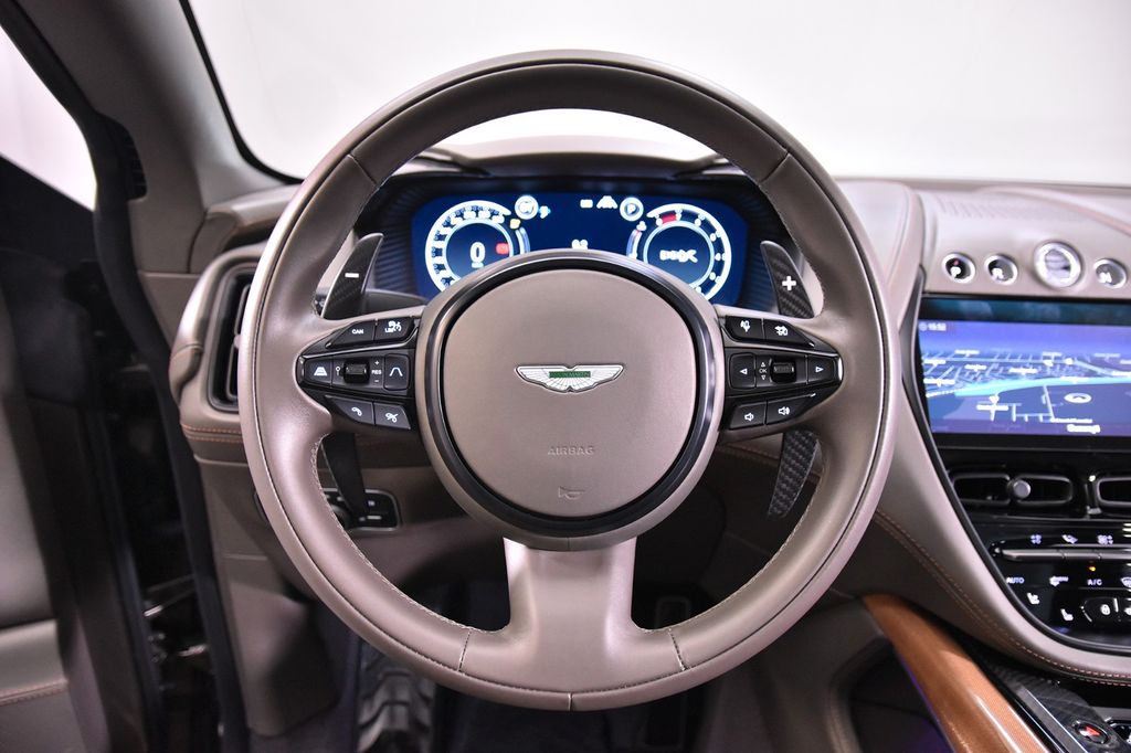 Aston Martin DBX 2023