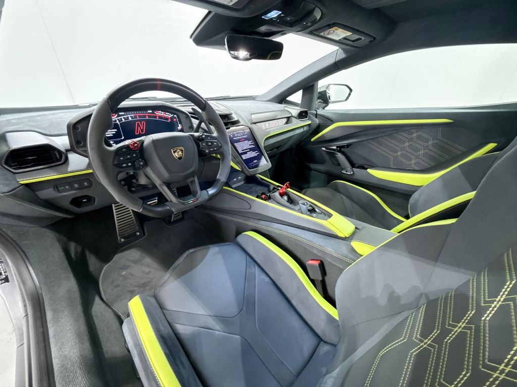 Lamborghini Revuelto 2025