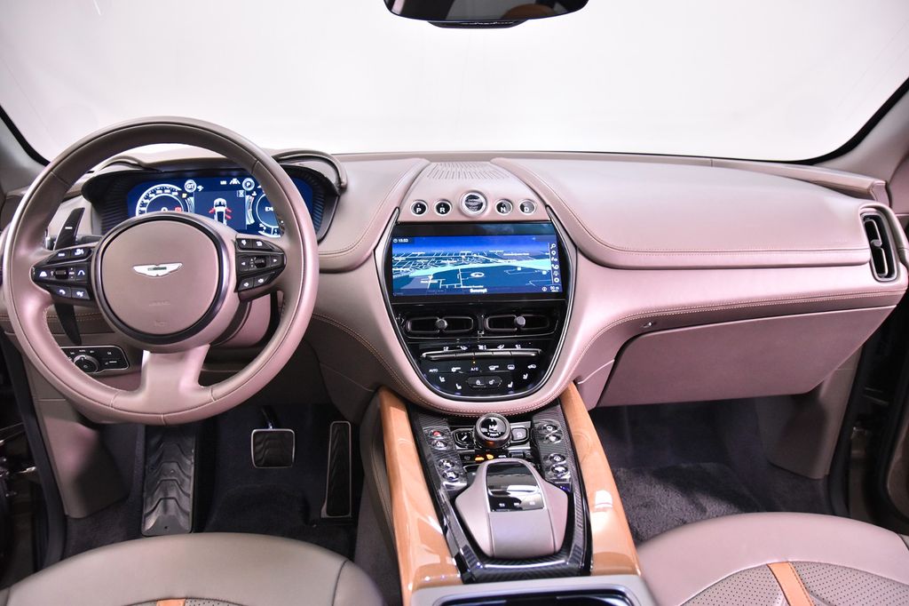 Aston Martin DBX 2023