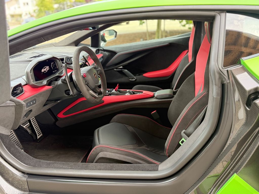 Lamborghini Revuelto 2025