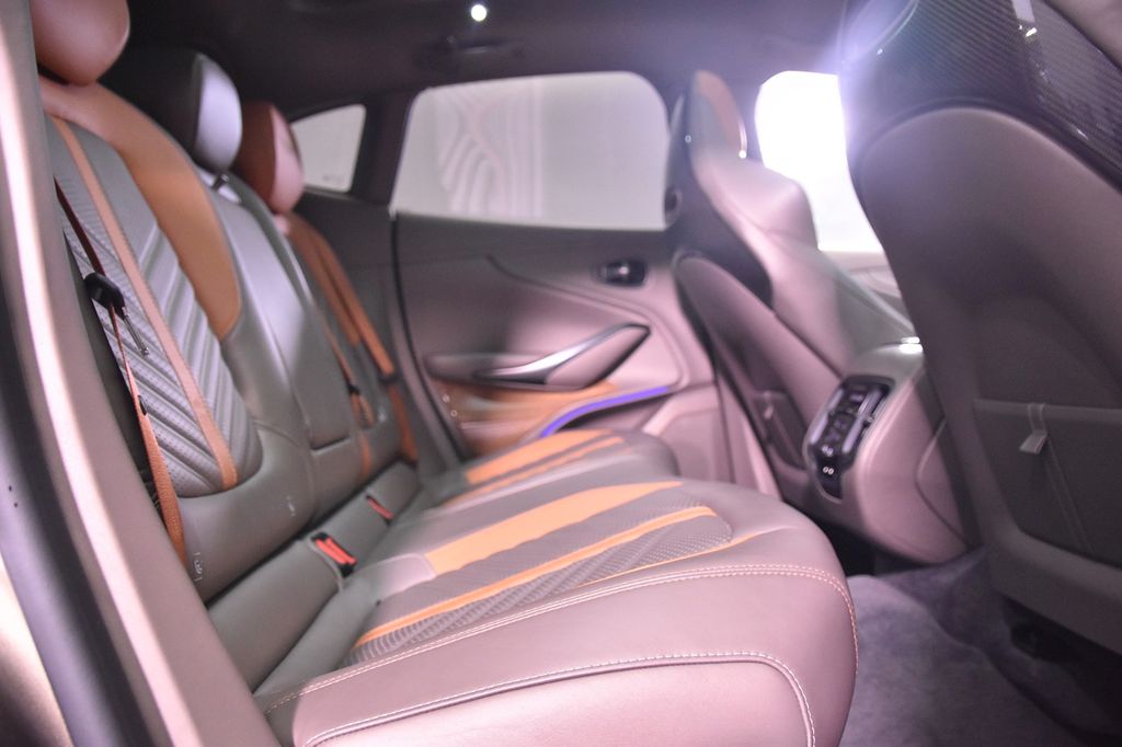 Aston Martin DBX 2023