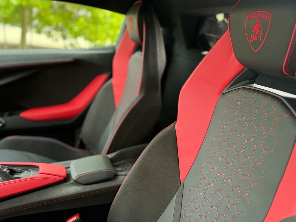 Lamborghini Revuelto 2025