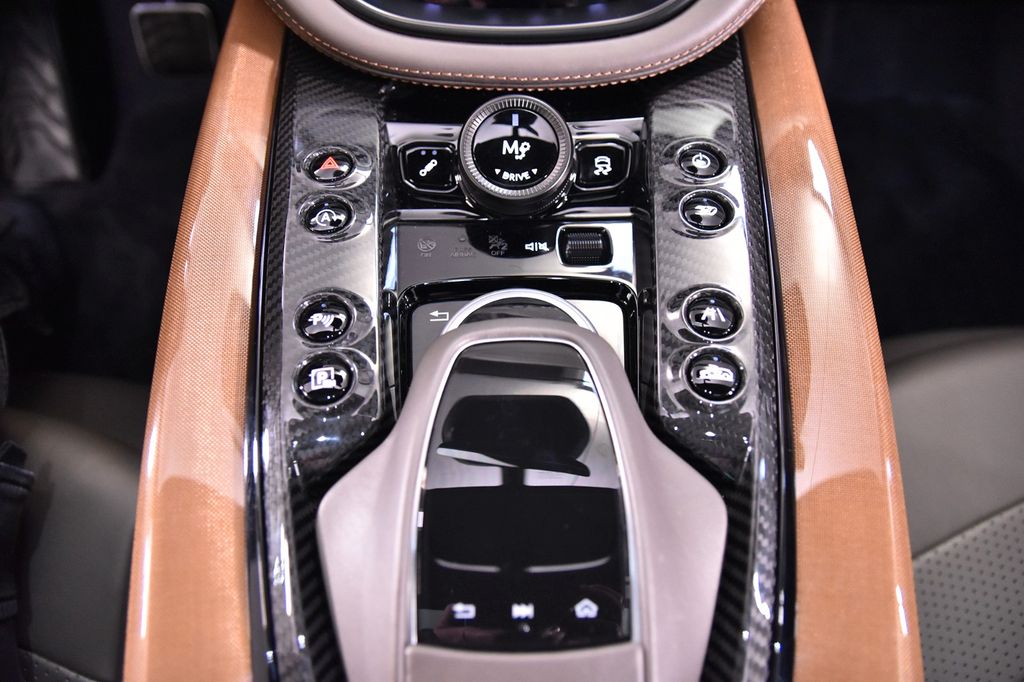 Aston Martin DBX 2023