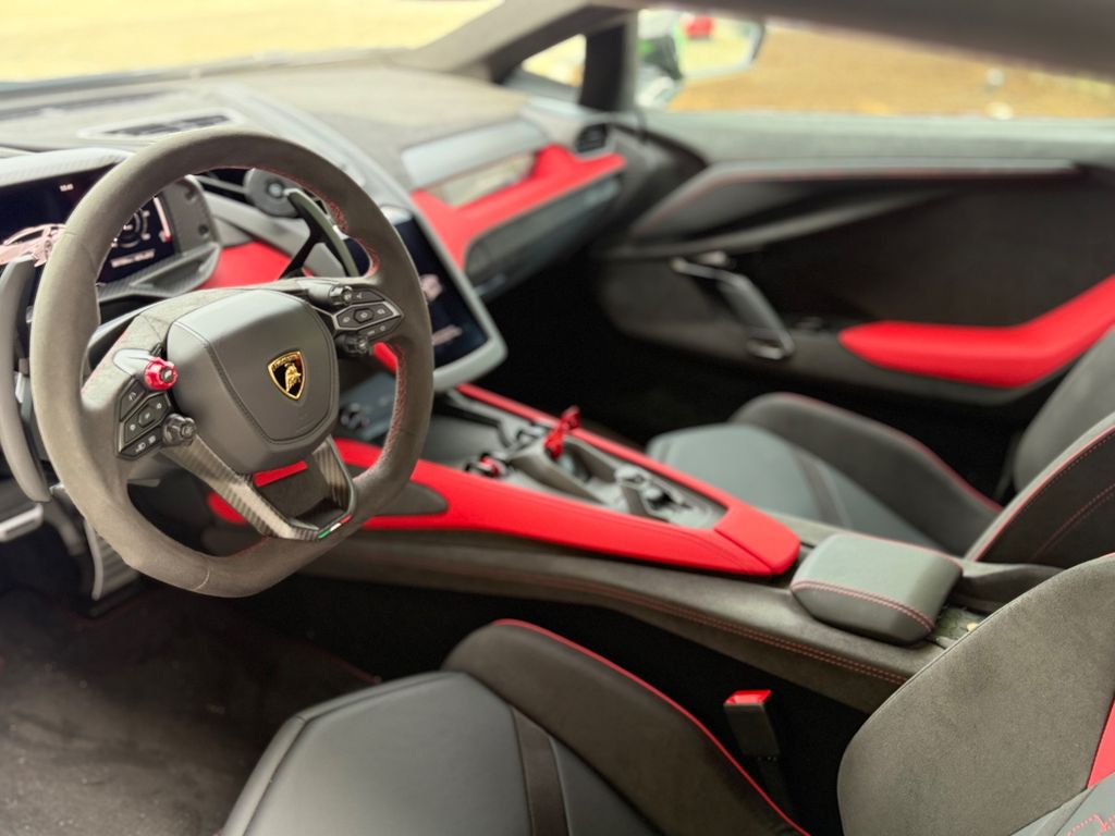 Lamborghini Revuelto 2025