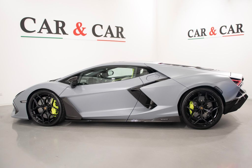 Lamborghini Revuelto 2025