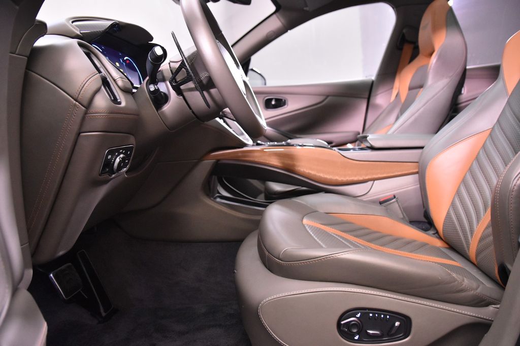 Aston Martin DBX 2023