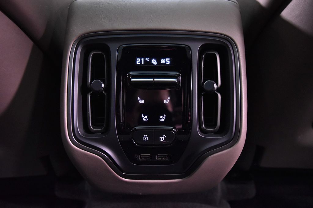 Aston Martin DBX 2023