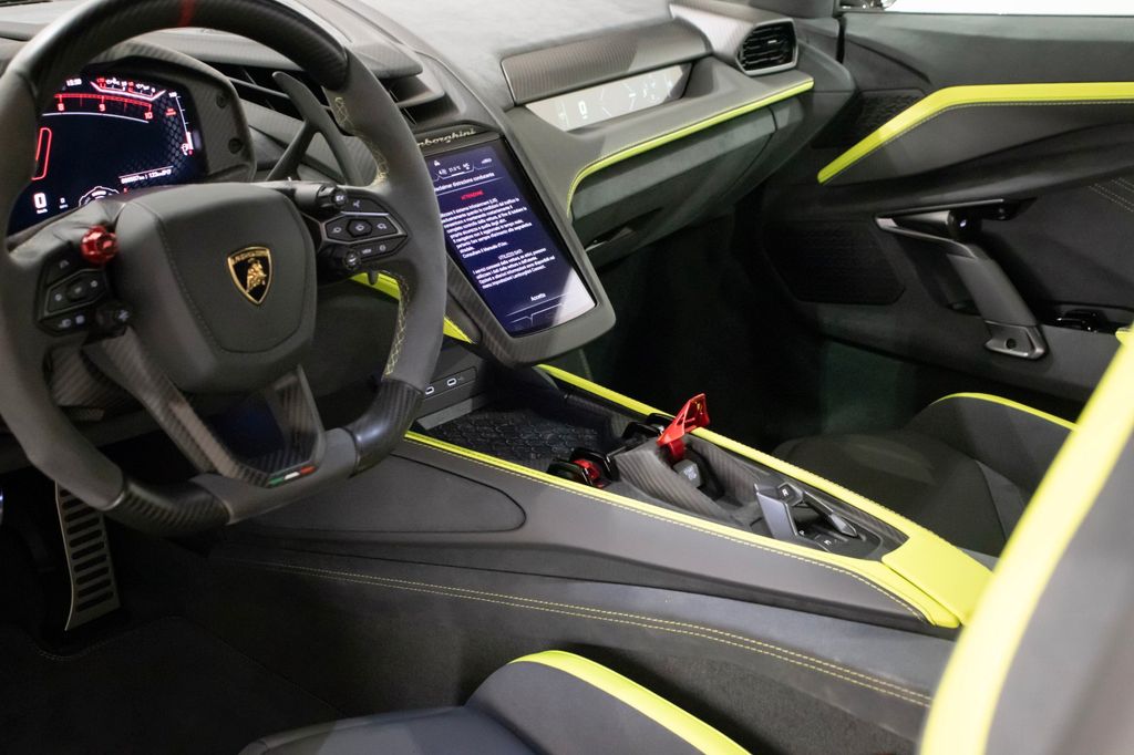 Lamborghini Revuelto 2025