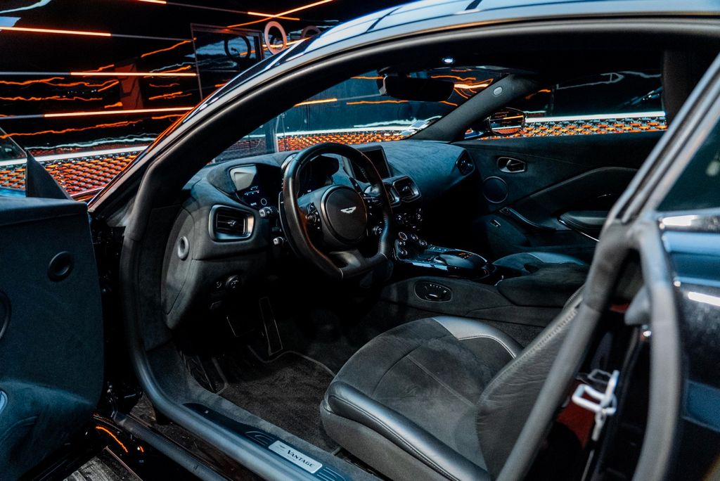 Aston Martin V8 Vantage 2019
