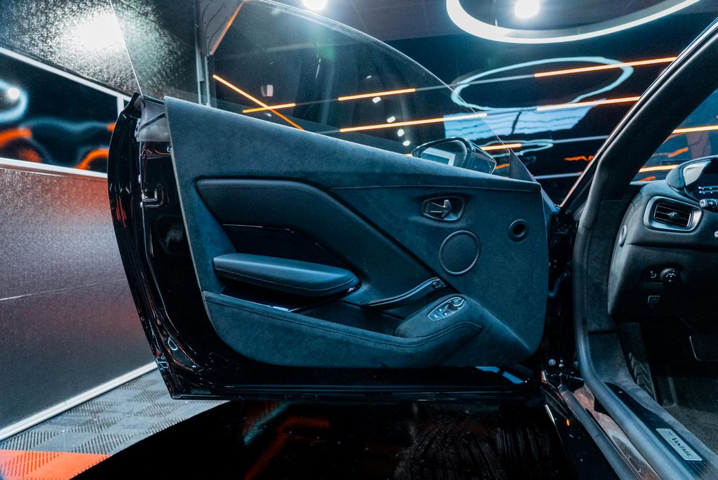 Aston Martin V8 Vantage 2019