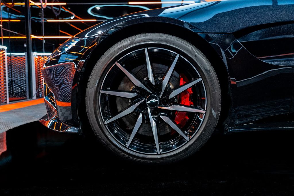 Aston Martin V8 Vantage 2019