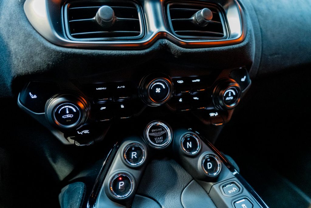 Aston Martin V8 Vantage 2019