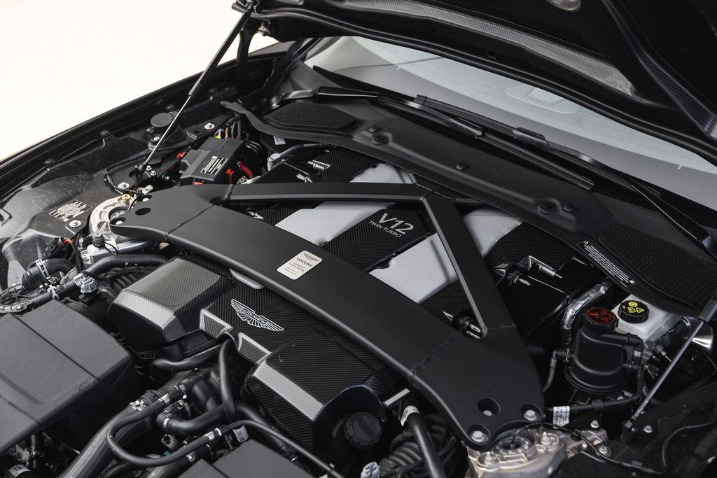 Aston Martin Vanquish 2025