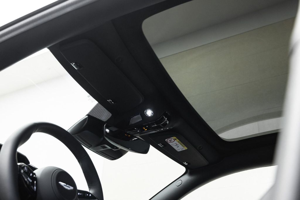 Aston Martin Vanquish 2025