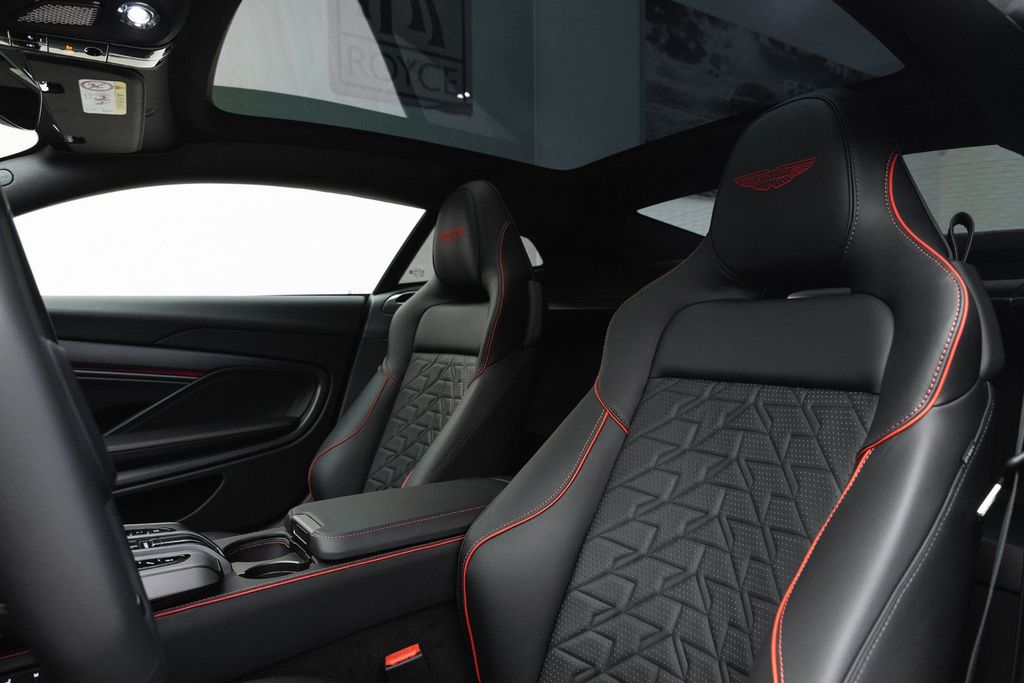 Aston Martin Vanquish 2025