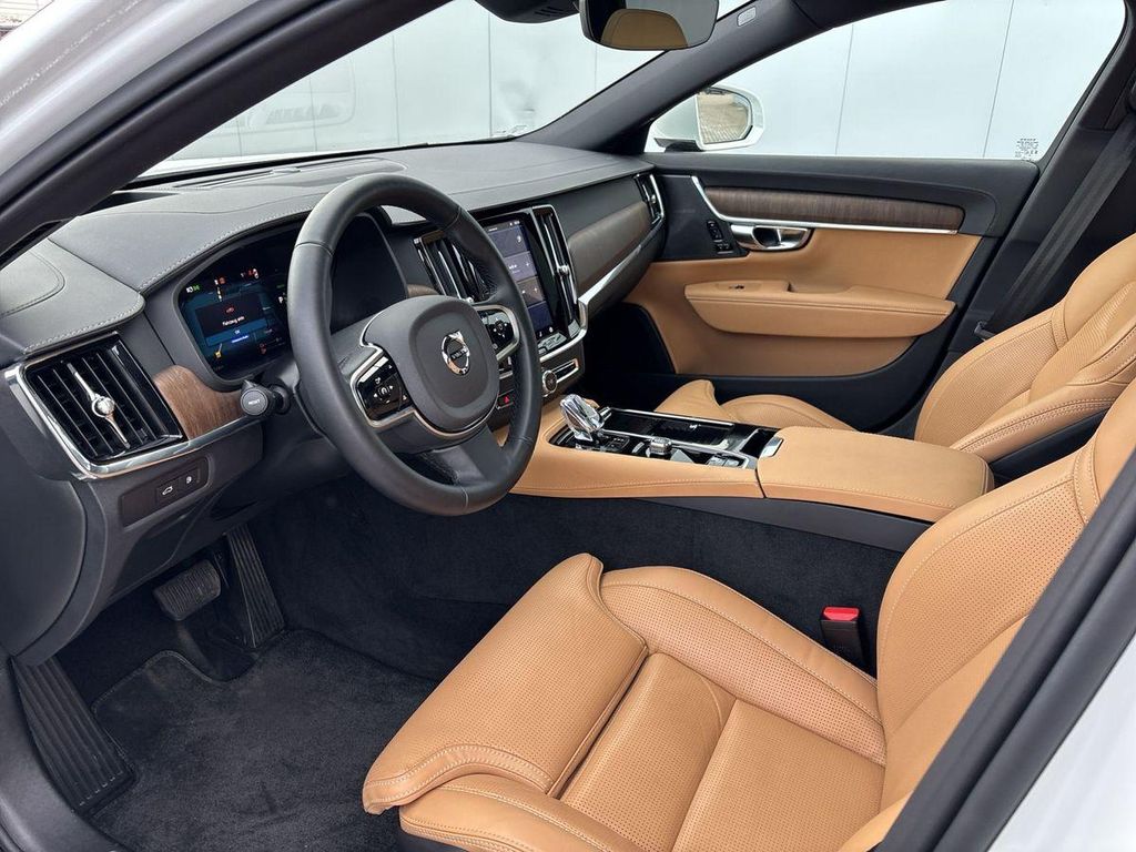 Volvo V90 2025