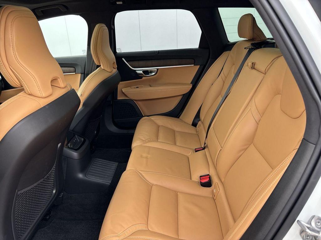Volvo V90 2025