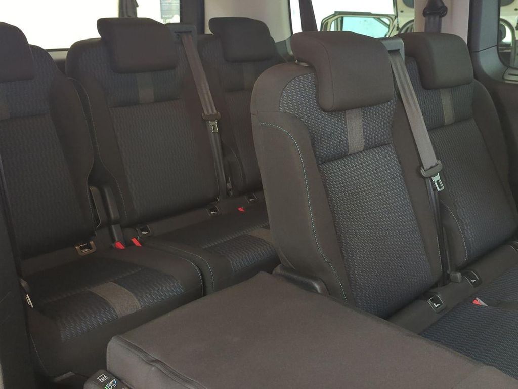 Peugeot Traveller 2021