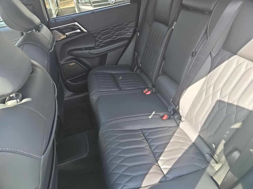 Mitsubishi Plug-in Hybrid Outlander 2025