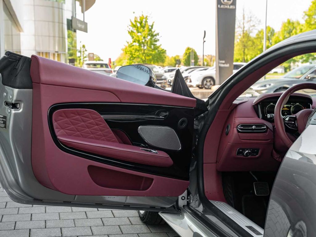 Aston Martin DB12 2024