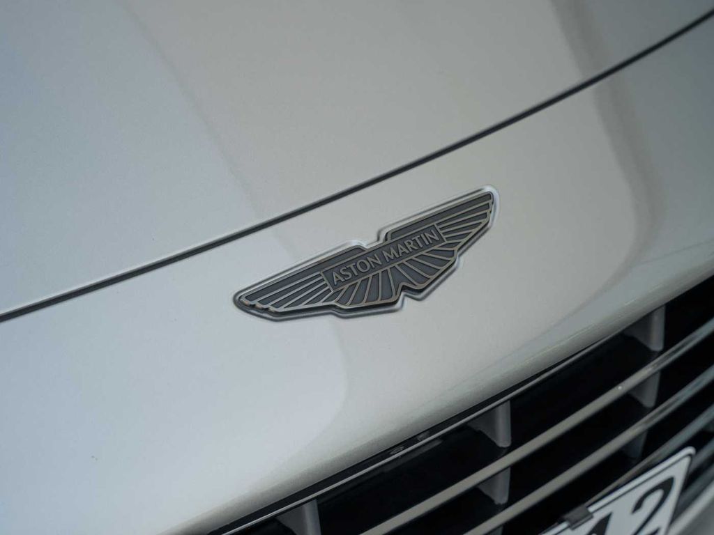 Aston Martin DB12 2024