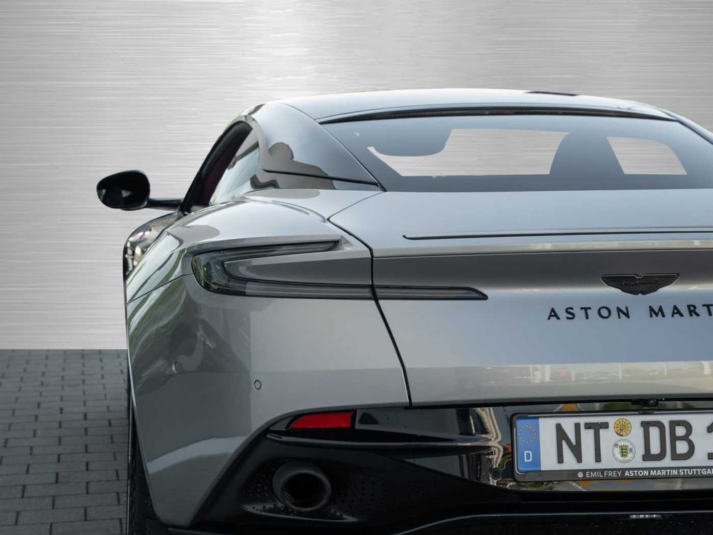 Aston Martin DB12 2024