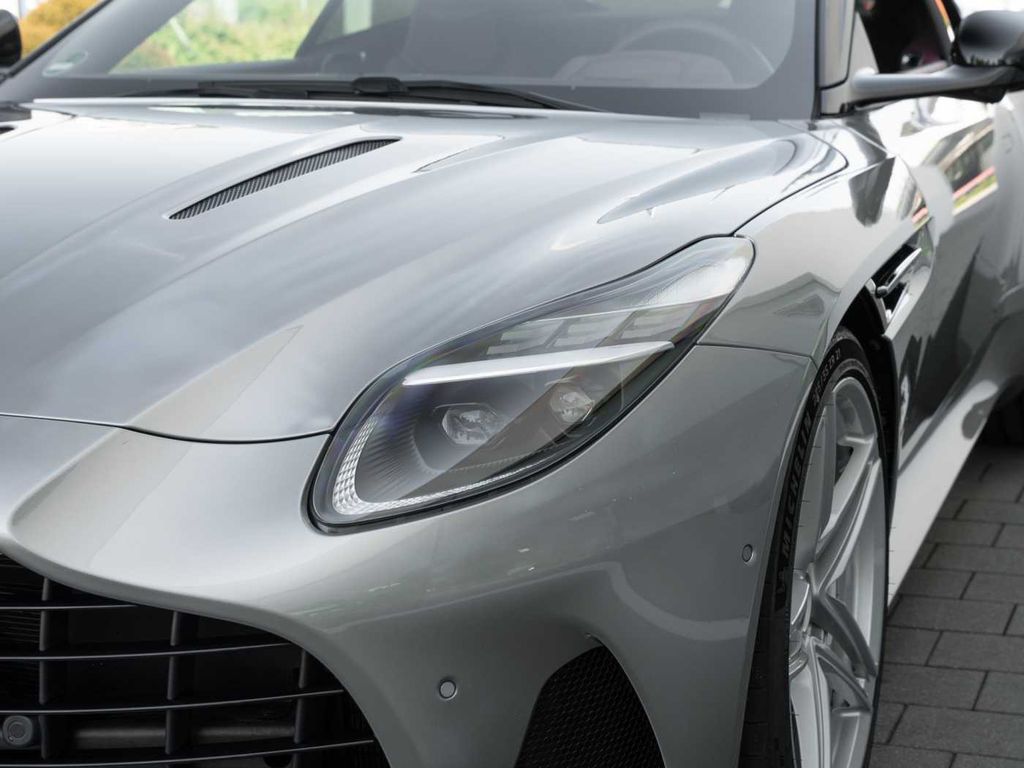 Aston Martin DB12 2024