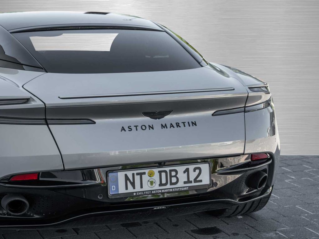 Aston Martin DB12 2024