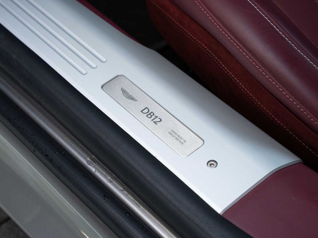 Aston Martin DB12 2024